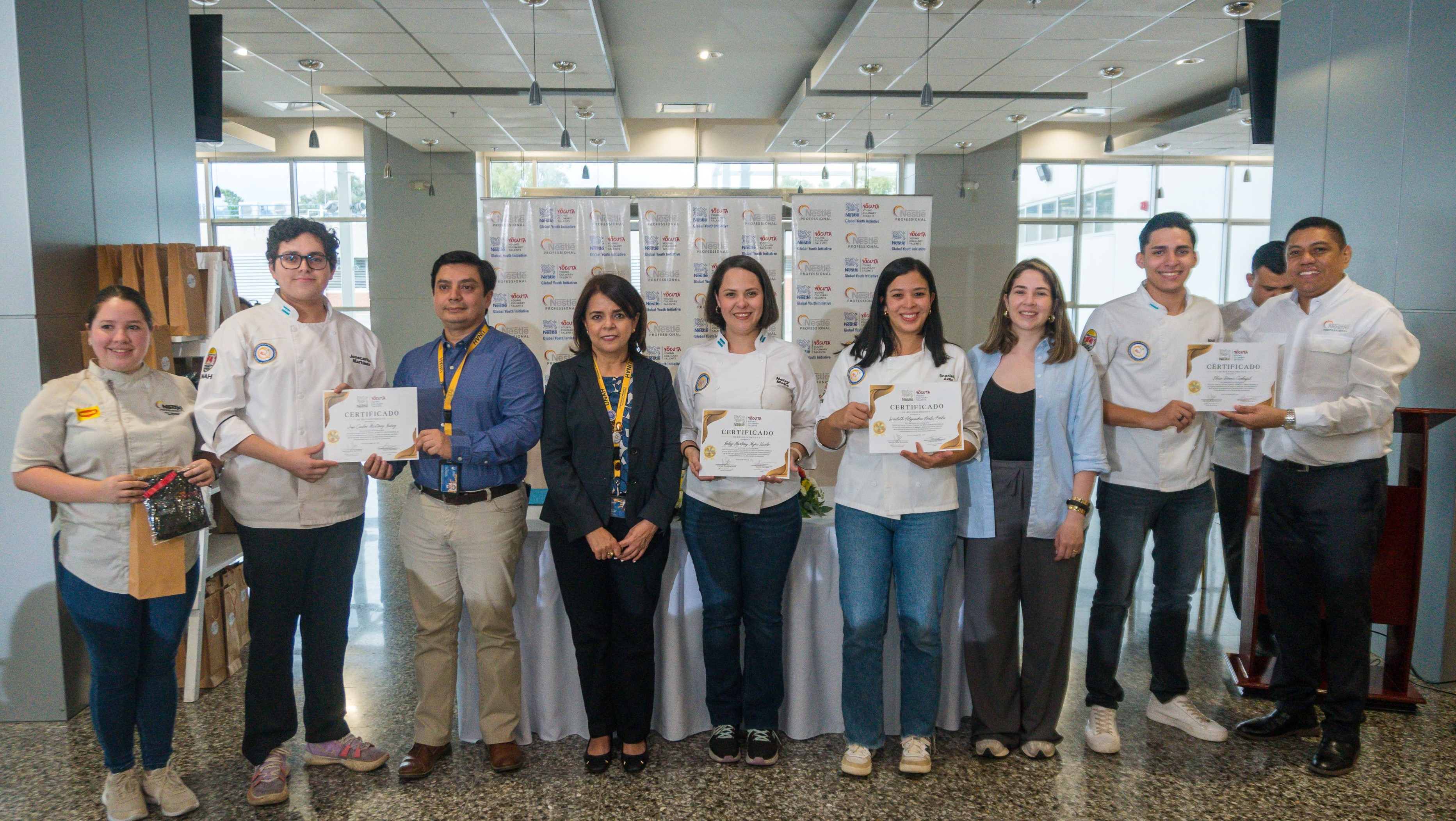 jovenes YOCUTA graduados HN