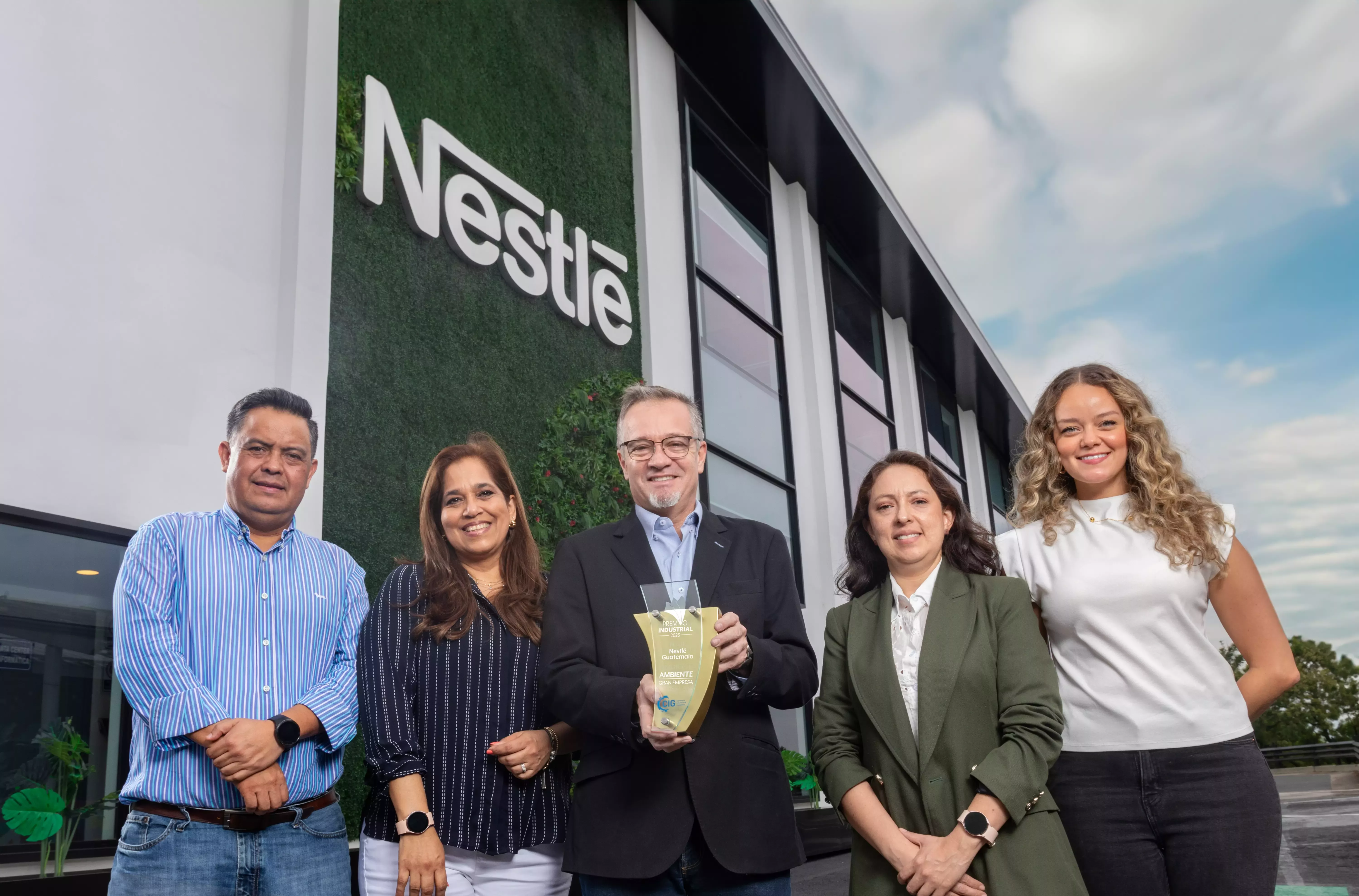Colaboradores de Nestlé con premio industrial 2023