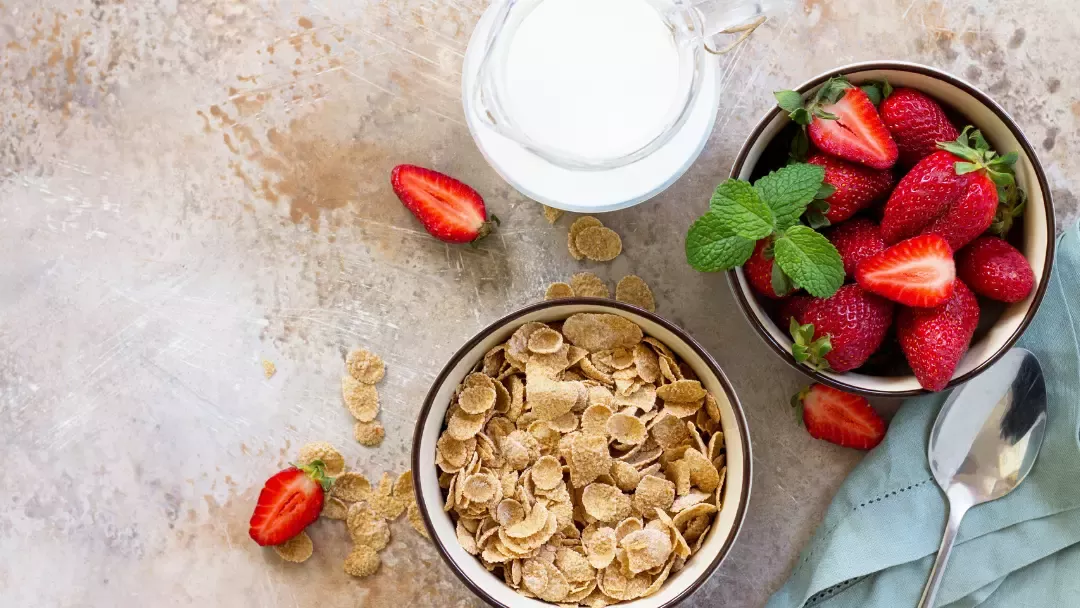 cereal, leche y frutas