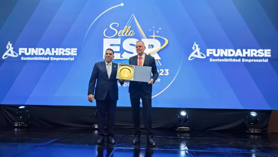 Kim recibiendo reconocimiento FUNDAHRSE