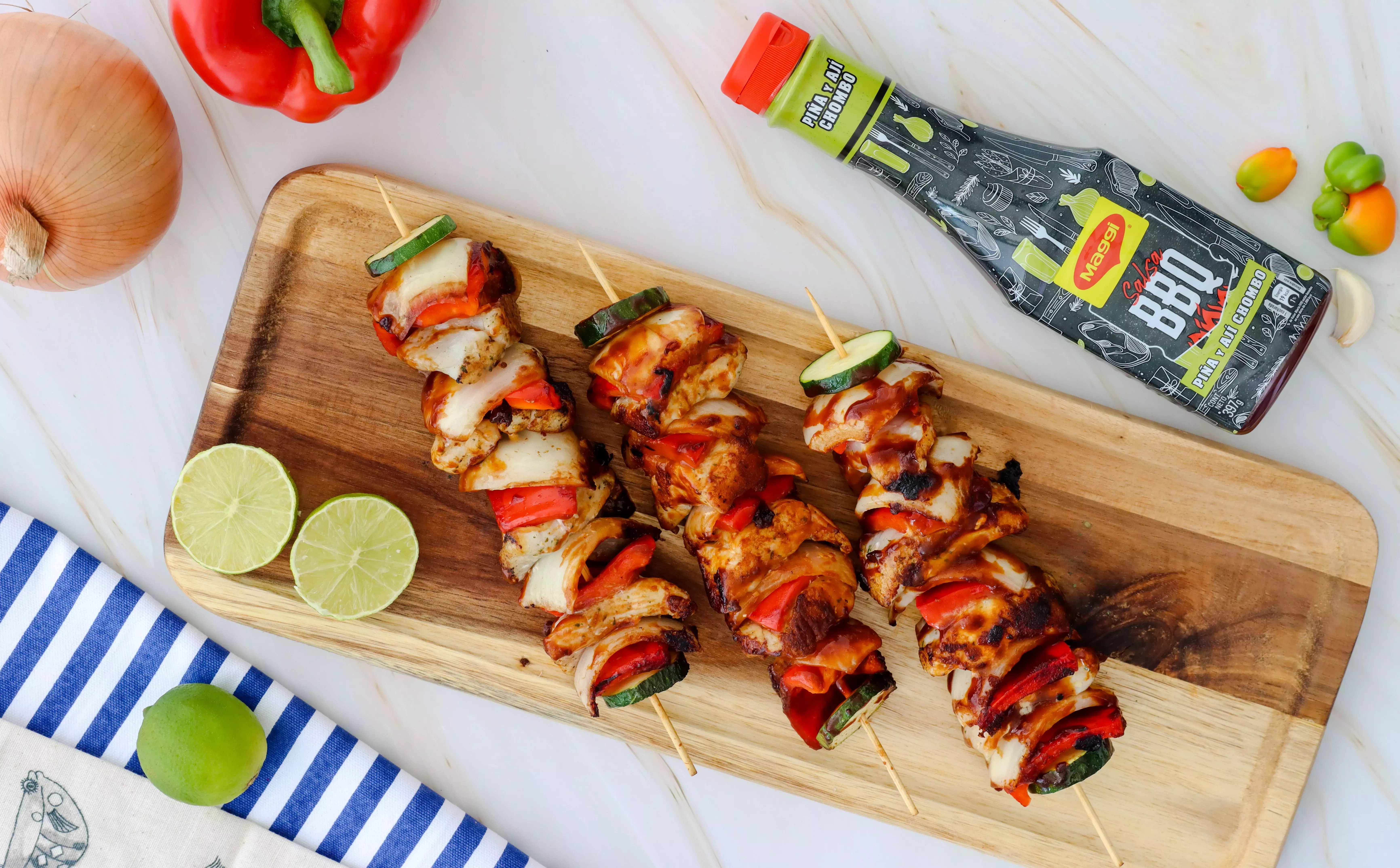 Brochetas de pescado en salsa BBQ.