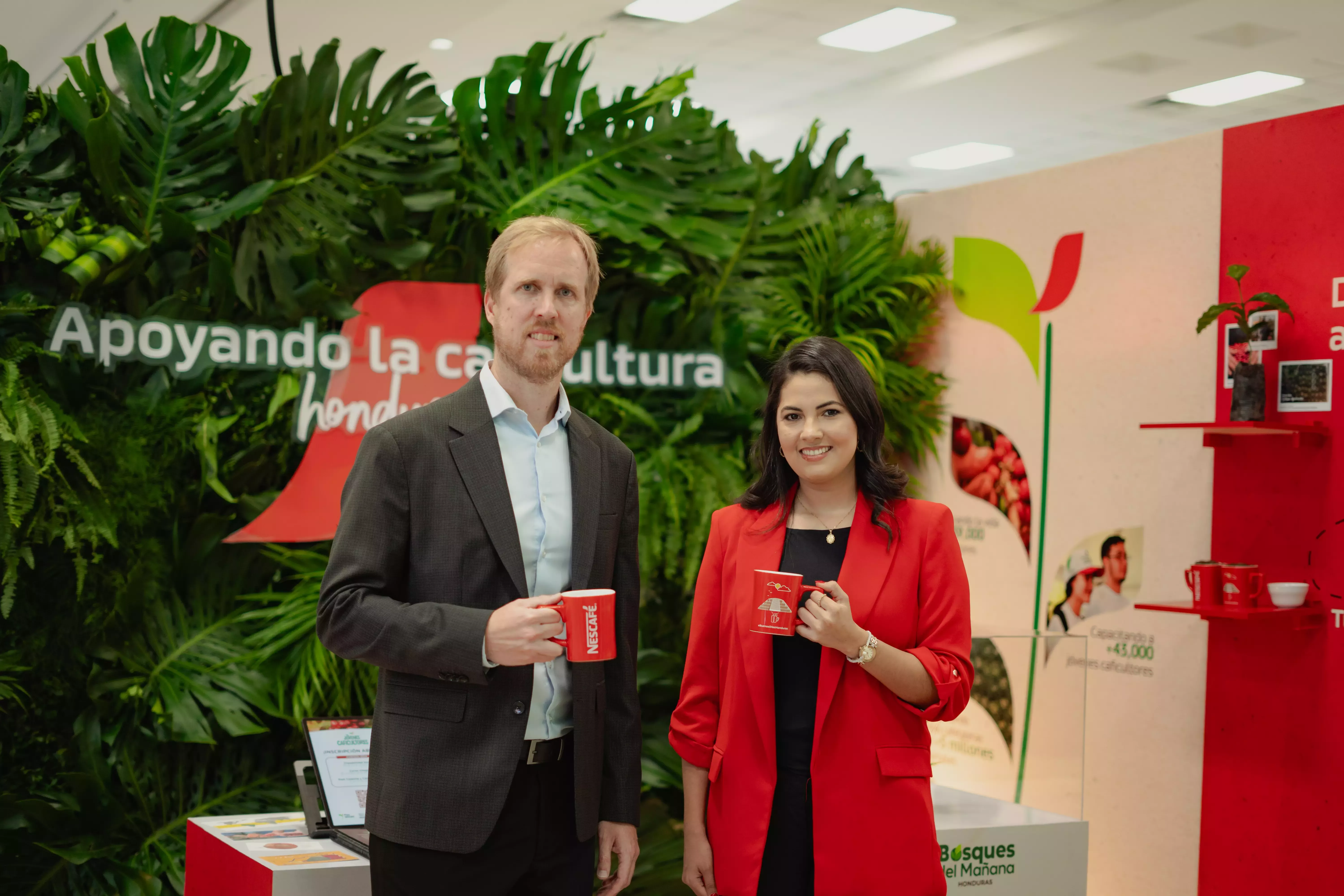 Nueva colección de tazas rojas de Nescafe