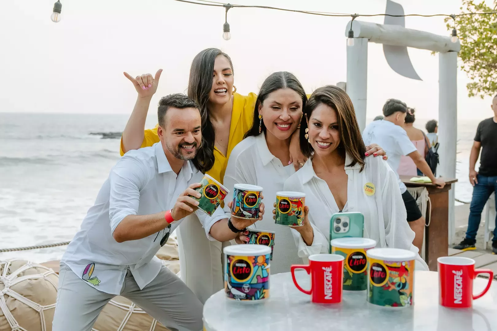 Posando con latas de Nescafé Listo