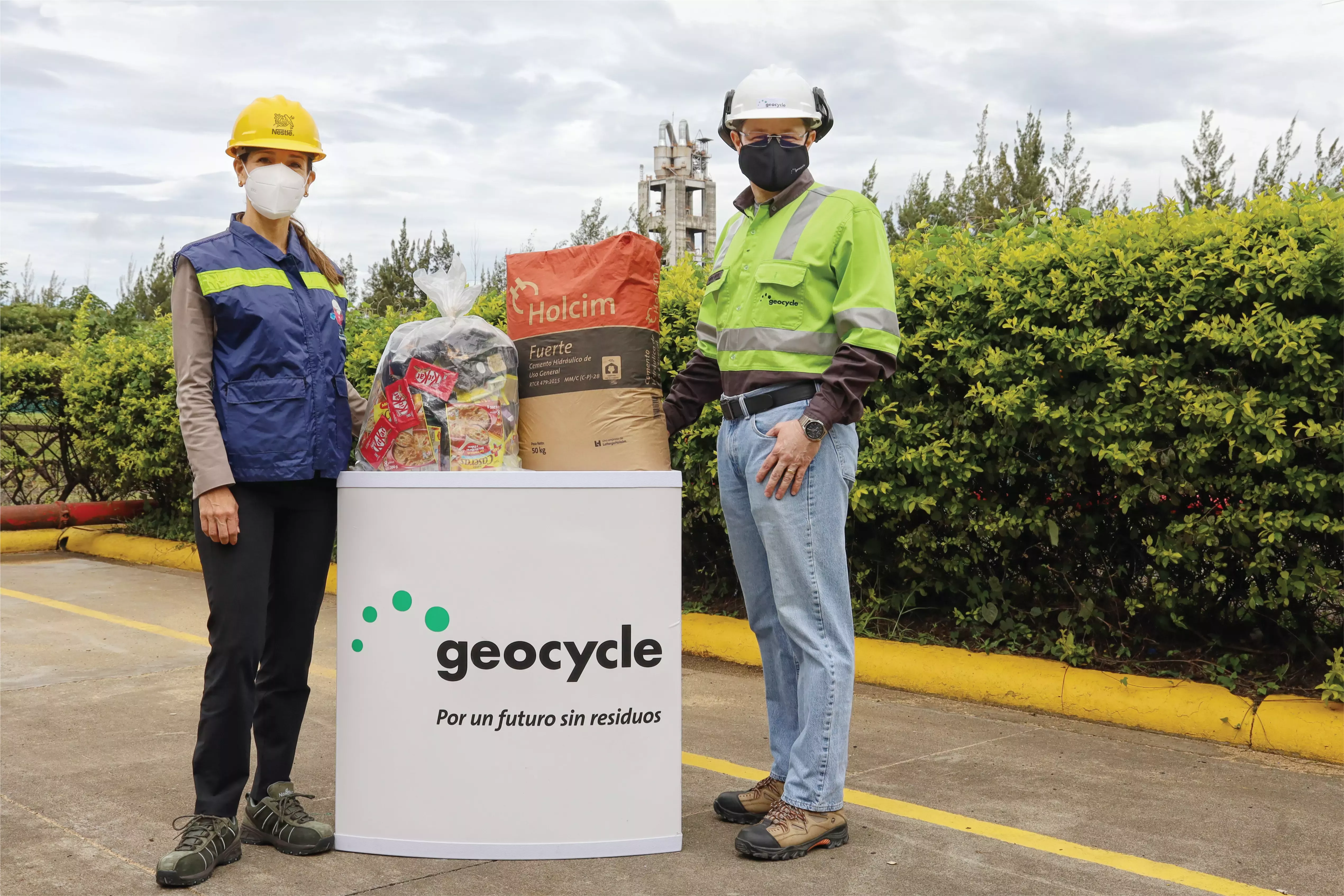 Sandra Jiménez, gerente general de Nestlé Costa Rica, y Wilkie Mora, gerente general de Geocycle Costa Rica