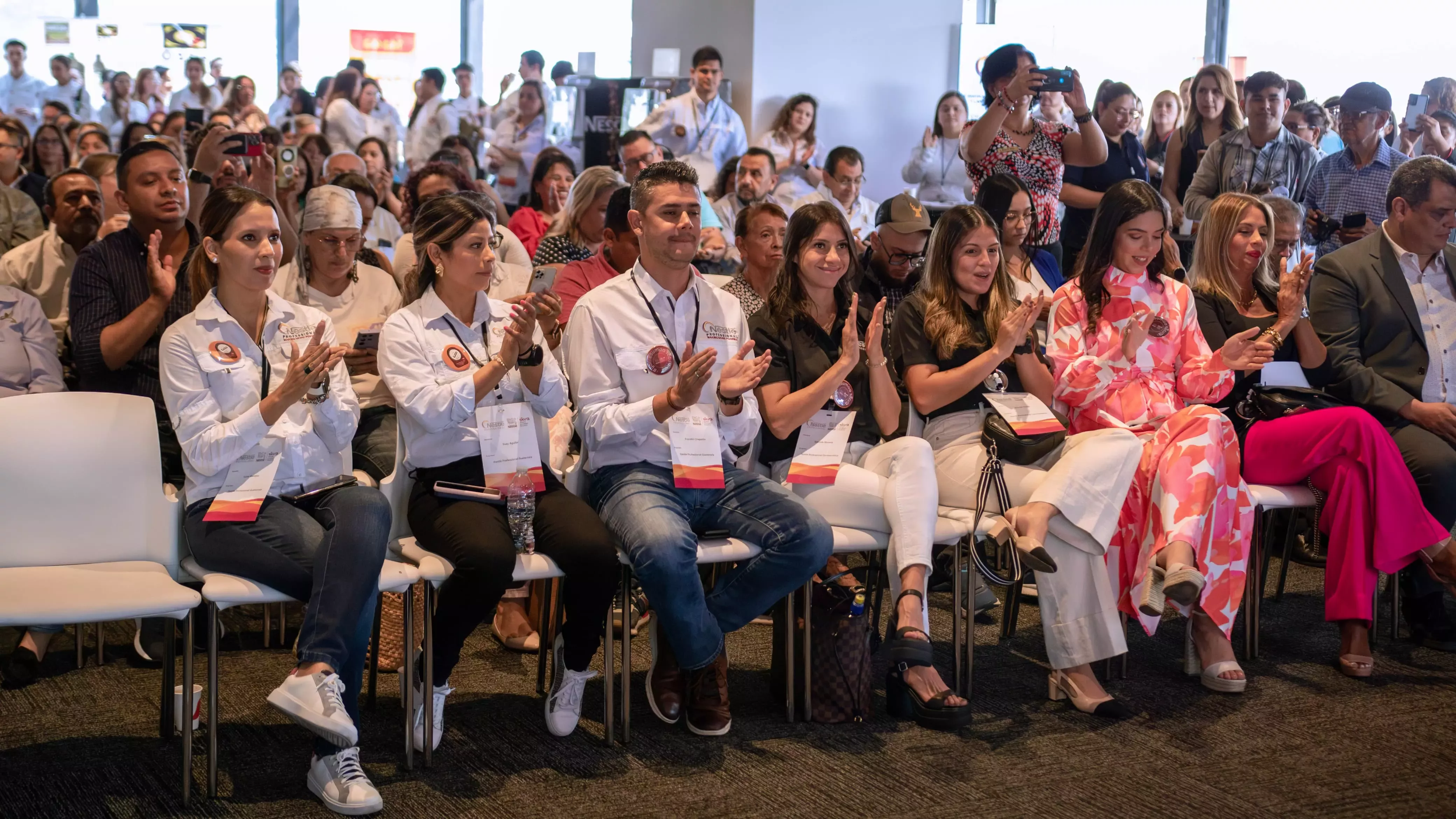 Personas aplaudiendo - feria de empleo YOCUTA